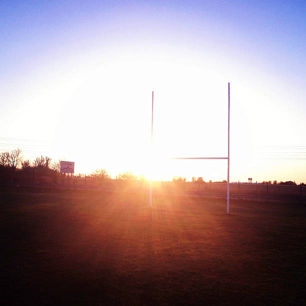 rugby traves distantes com o pôr-do-sol - rugby wooden post goal post rugby post - fotografias e filmes do acervo
