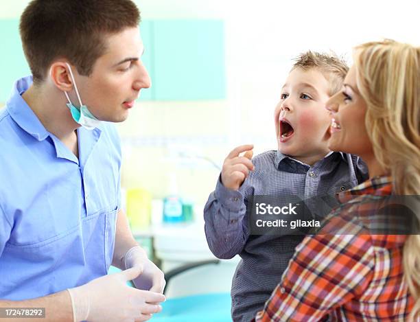 Rapaz Com Sua Mãe A Visitar Dentista - Fotografias de stock e mais imagens de 30-39 Anos - 30-39 Anos, 6-7 Anos, Adulto