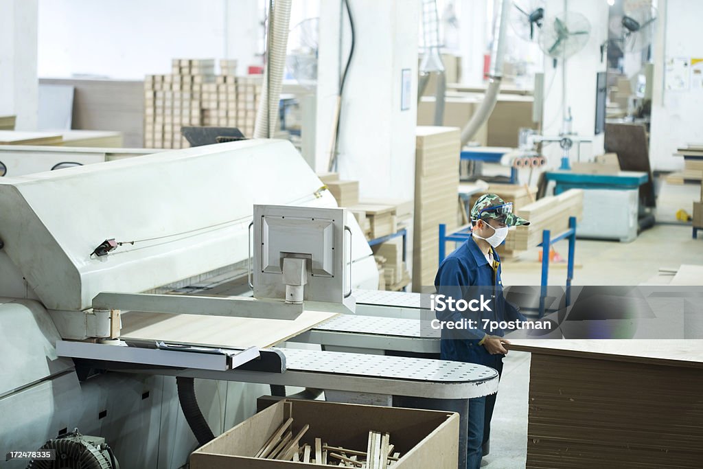 Menuiserie en bois cross planche - Photo de En bois libre de droits