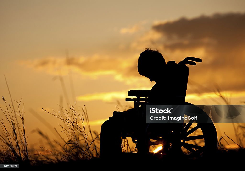 실루엣 슬프다 부상 남자아이 한 휠체어 - 로열티 프리 우울함 스톡 사진