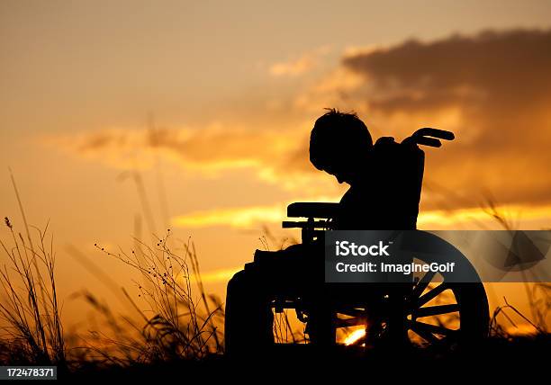 실루엣 슬프다 부상 남자아이 한 휠체어 우울함에 대한 스톡 사진 및 기타 이미지 - 우울함, 휠체어, 개념