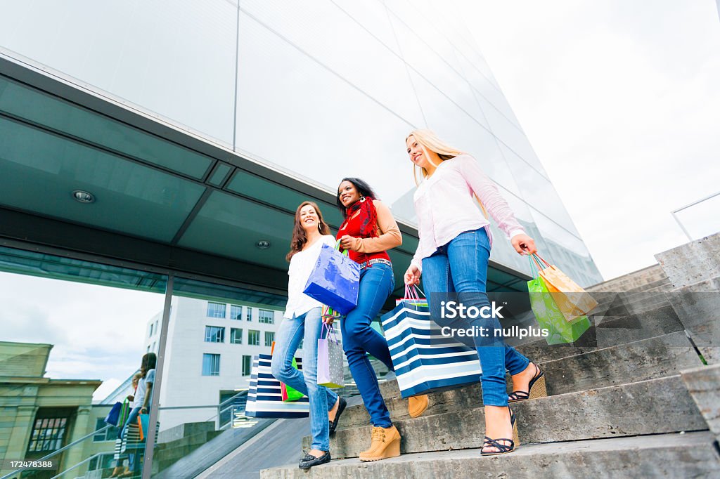 Jeunes femmes shopping - Photo de Acheter libre de droits