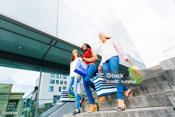 Photo libre de droit de Jeunes Femmes Shopping banque d'images et plus d'images libres de droit de Acheter - Acheter, Adulte, Allemagne