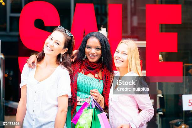 Junge Frauen Shopping Stockfoto und mehr Bilder von Afrikanischer Abstammung - Afrikanischer Abstammung, Attraktive Frau, Auslage