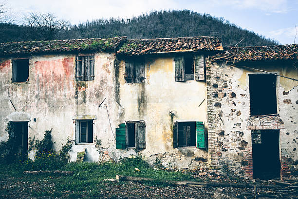 ruínas abandonado edifício - tuscany abandoned - fotografias e filmes do acervo