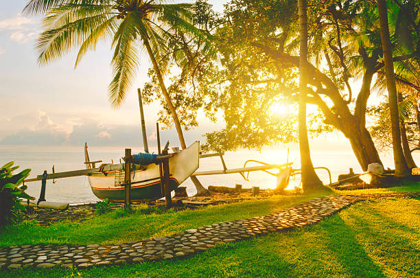 jukung of fisherman in bali en sunrise - junkung fotografías e imágenes de stock