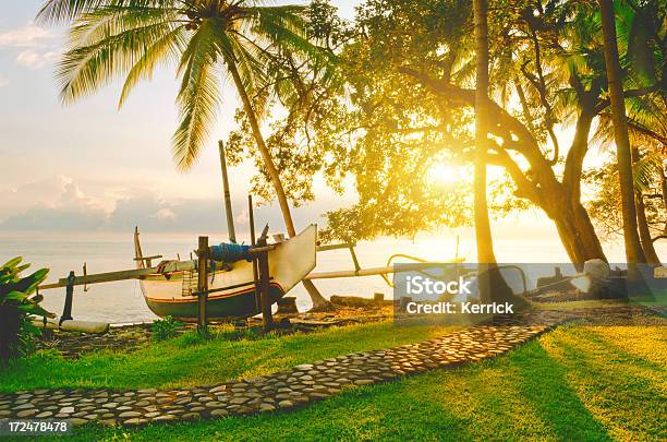Jukung Di Pescatore In Bali At Sunrise - Fotografie stock e altre immagini di Acqua - Acqua, Albero, Albero tropicale