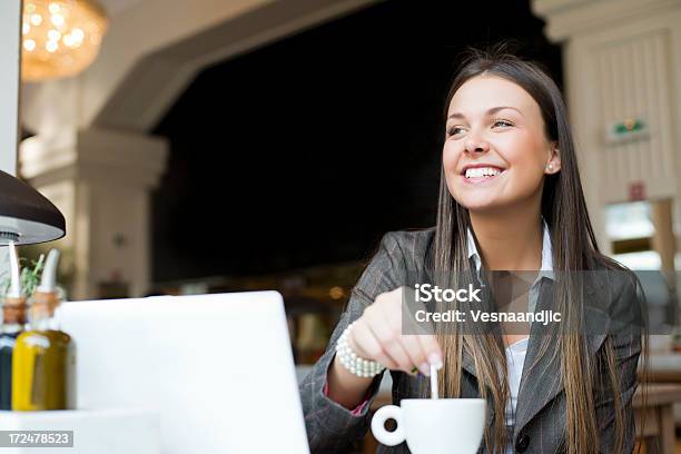 Uma Jovem Mulher De Negócios Com Computador Portátil No Café - Fotografias de stock e mais imagens de Computador Portátil