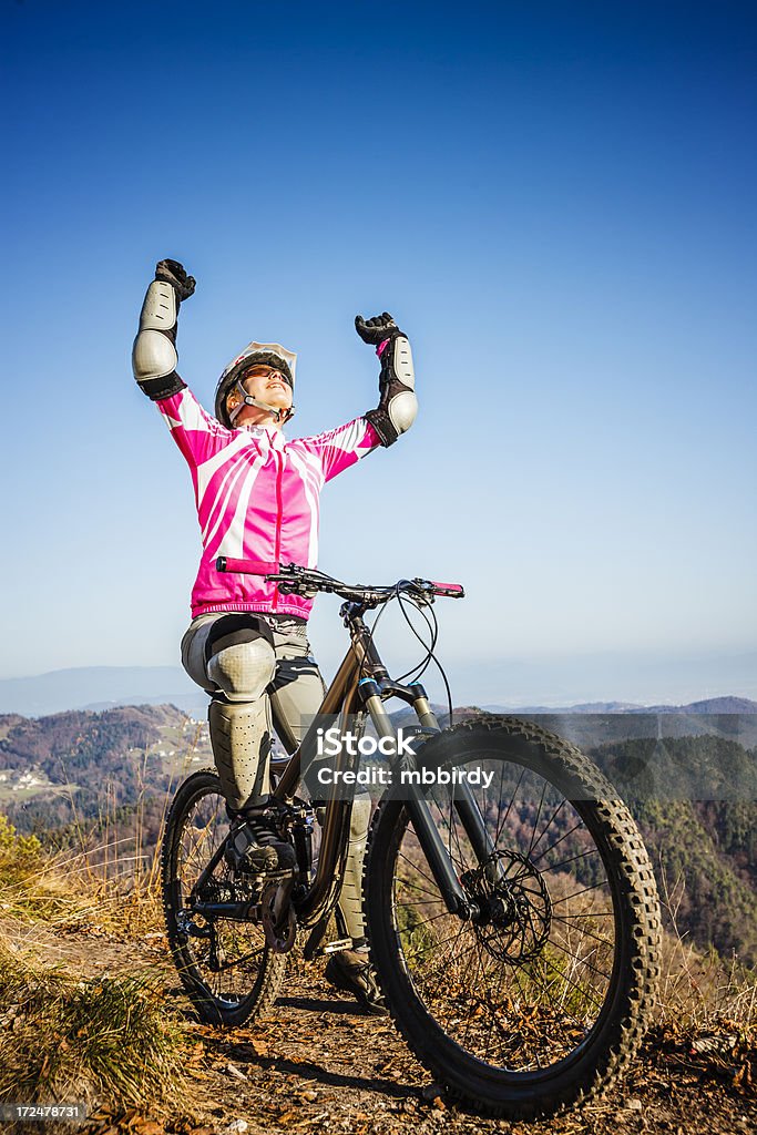 Женщина mountainbiker на Горный велосипед - Стоковые фото Активный образ жизни роялти-фри