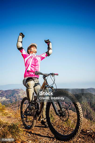 Женщина Mountainbiker На Горный Велосипед — стоковые фотографии и другие картинки Активный образ жизни - Активный образ жизни, Байкер, Велосипед