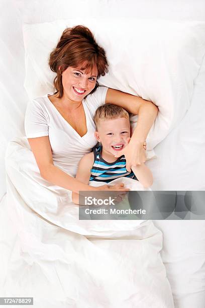Jovem Mãe Com Seu Filho - Fotografias de stock e mais imagens de 2-3 Anos - 2-3 Anos, 20-29 Anos, Abraçar