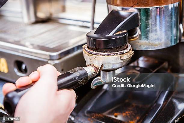 Приготовление Аппарат Для Приготовления Кофе Espresso Нажав Machine — стоковые фотографии и другие картинки Machinery