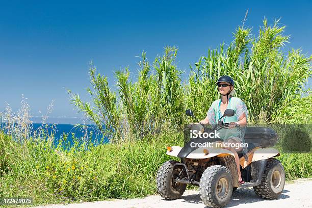 Mujer Conducir Moto Todo Terreno Foto de stock y más banco de imágenes de Actividad - Actividad, Adulto, Aire libre