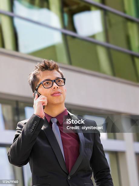 Ejecutivo De Negocios En El Teléfono Móvil Foto de stock y más banco de imágenes de Auricular de teléfono - Auricular de teléfono, Dispositivo de información móvil, Teléfono móvil