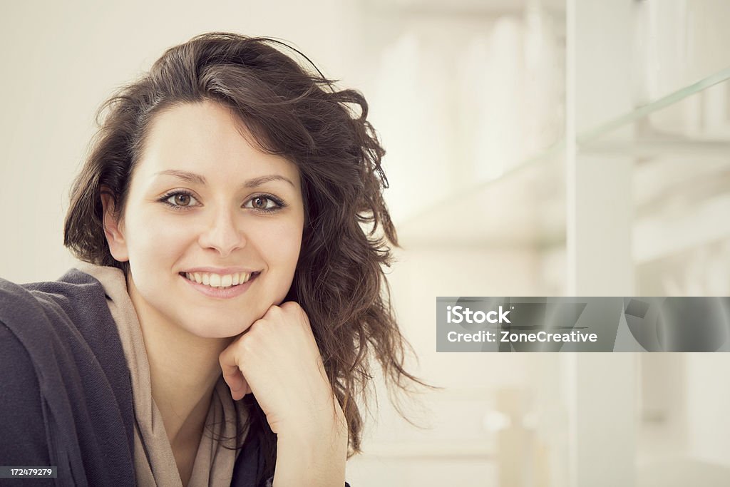 Linda garota na cozinha Retrato - Foto de stock de Adulto royalty-free