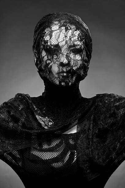 donna avvolta in pizzo - fashion gothic style lace women foto e immagini stock