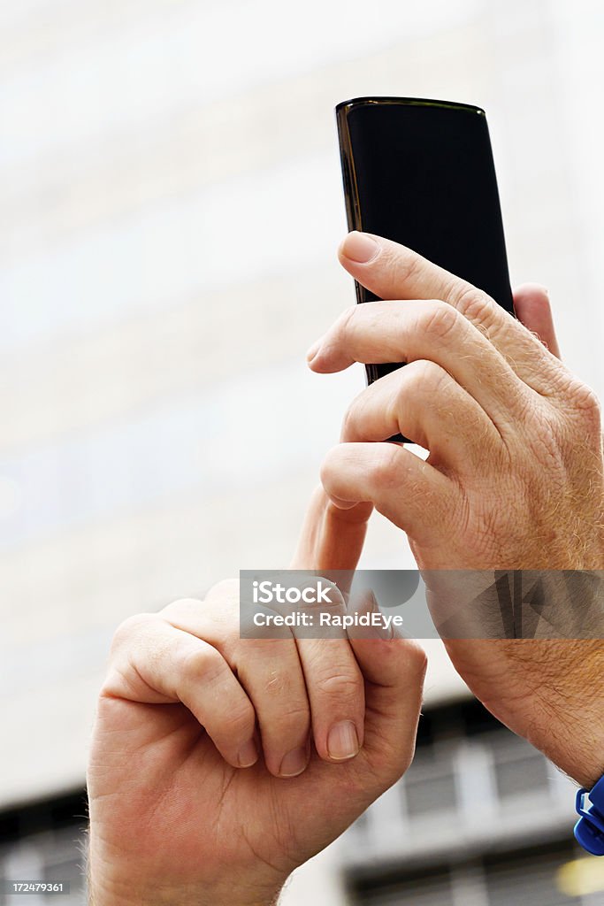 Masculino mão segurando o telefone inteligente contra Céu - Royalty-free A usar um telefone Foto de stock