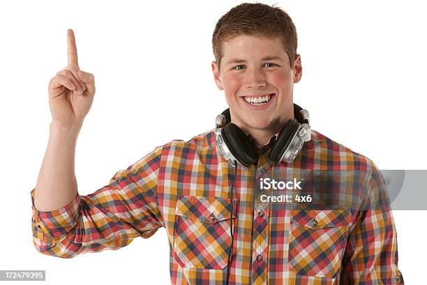 Principal Sonriente Con Dedo Elevado Foto de stock y más banco de imágenes de 20 a 29 años - 20 a 29 años, Adulto, Adulto joven