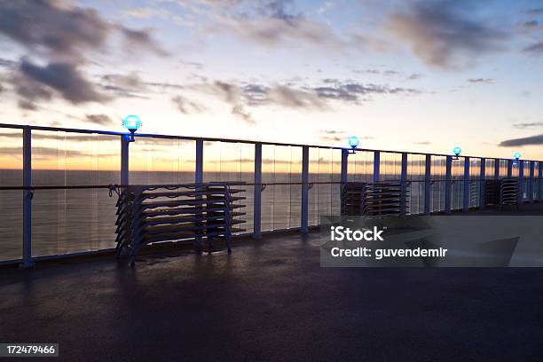 Foto de Balsa Deck Ao Pôrdosol e mais fotos de stock de Barco de passageiros - Barco de passageiros, Cena de tranquilidade, Convés