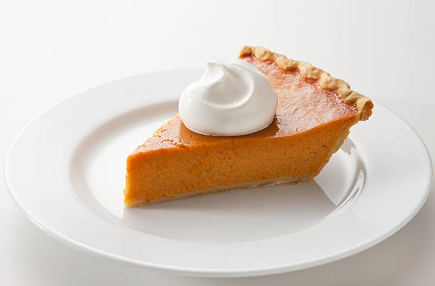 kawałek ciasto z dynią ozdobiona bita śmietana. - pie pumpkin pie pumpkin portion zdjęcia i obrazy z banku zdjęć