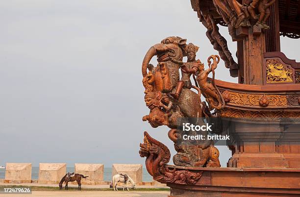 Photo libre de droit de Sanctuaire De La Vérité En Thaïlande Avec Des Chevaux banque d'images et plus d'images libres de droit de Animaux domestiques