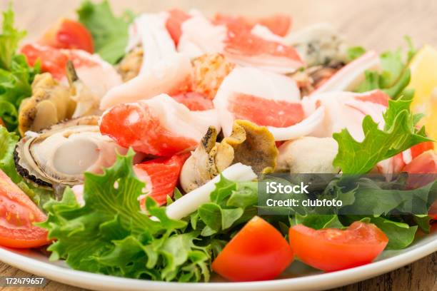 Granchio E Insalata Di Frutti Di Mare - Fotografie stock e altre immagini di Antipasto - Antipasto, Buccino, Cibi e bevande