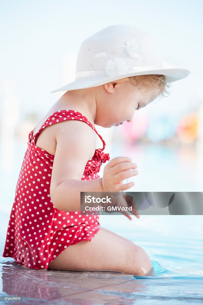 Amusement à la piscine - Photo de 12-17 mois libre de droits