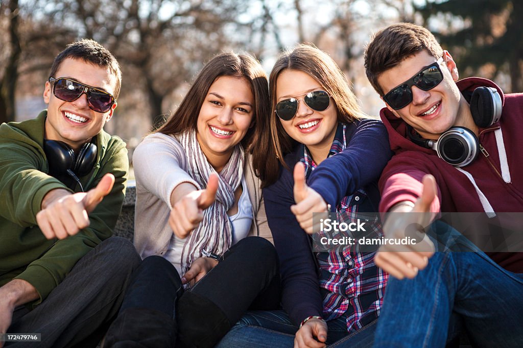 Adolescente feliz grupo de amigos mostrando pulgar hacia arriba: - Foto de stock de Estudiante de secundaria libre de derechos