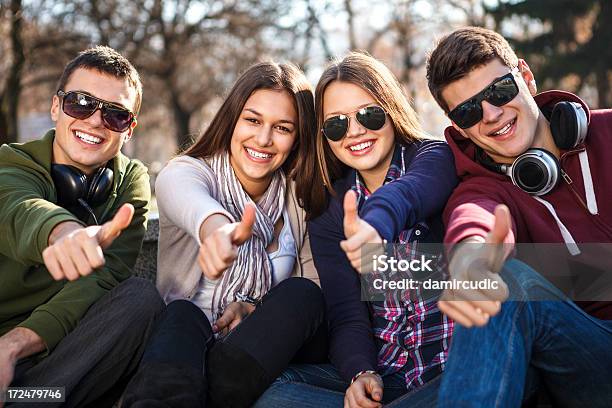 Adolescente Feliz Grupo De Amigos Mostrando Pulgar Hacia Arriba Foto de stock y más banco de imágenes de Estudiante de secundaria