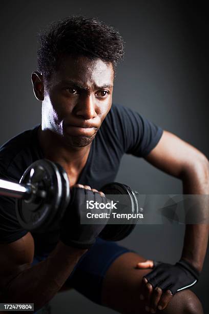 Photo libre de droit de Dure Séance De Remise En Forme Dans La Salle De Sport banque d'images et plus d'images libres de droit de 20-24 ans