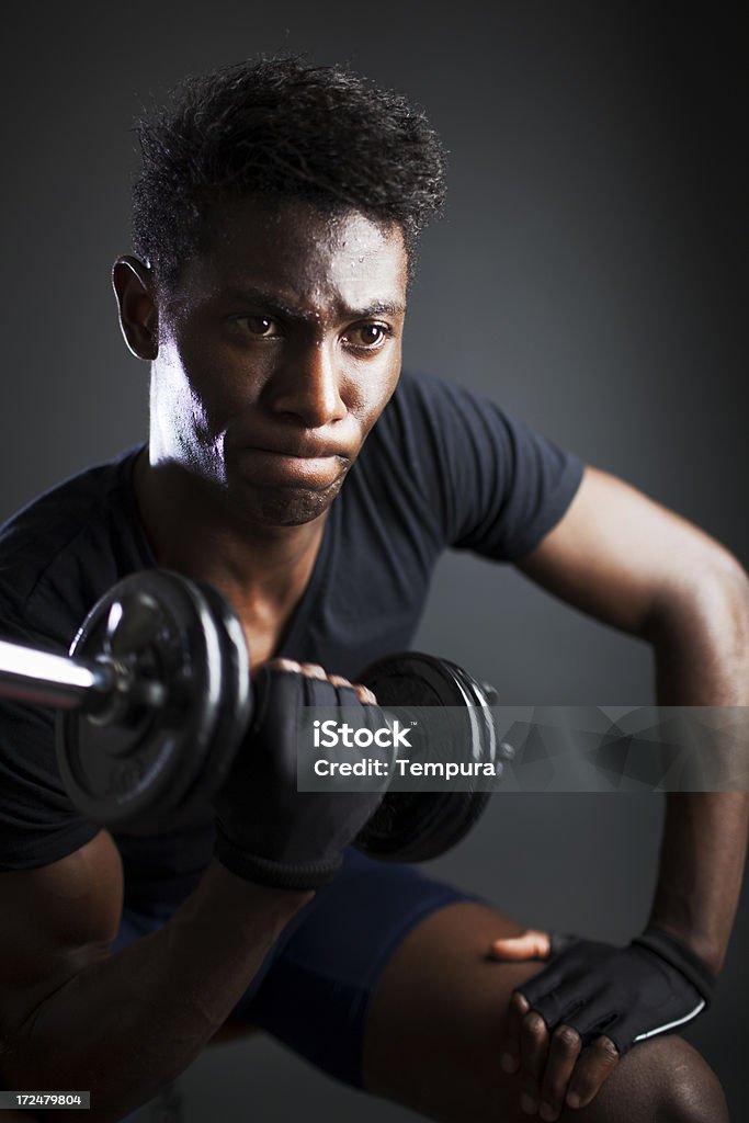 Dura sessione di allenamento in palestra. - Foto stock royalty-free di 20-24 anni