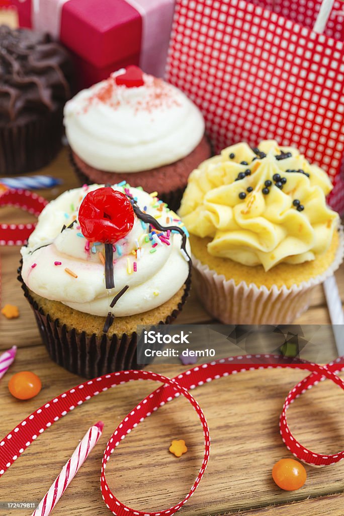 Pastel de cumpleaños - Foto de stock de Al horno libre de derechos