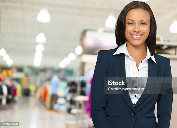 Happy Store Manager Stockfoto und mehr Bilder von Afrikanischer Abstammung - Afrikanischer Abstammung, Afro-amerikanischer Herkunft, Anzug