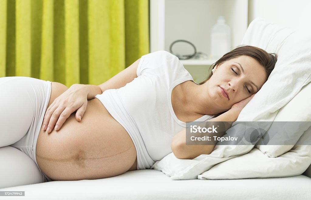 Stanca donna incinta - Foto stock royalty-free di Dormire