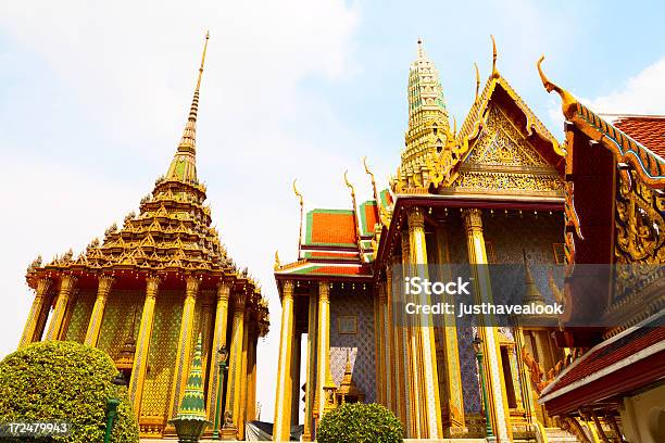 Prasat Phra Depbidorn Y Mondop Foto de stock y más banco de imágenes de Tailandia - Tailandia, Tejado, Templo