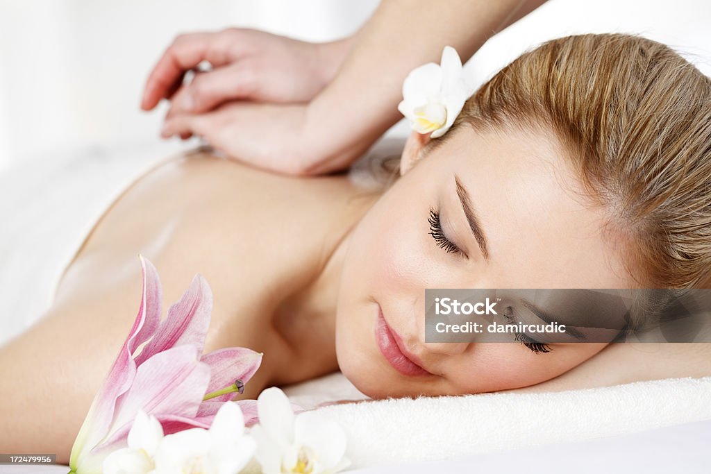 Piękna dziewczynka o masażu w spa - Zbiór zdjęć royalty-free (20-24 lata)