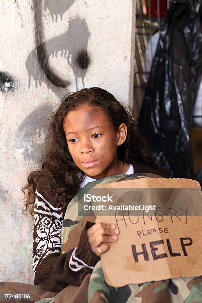 Бездомных Молодая Девушка Глаза Ходьбы Вертикальный — стоковые фотографии и другие картинки Бездомность