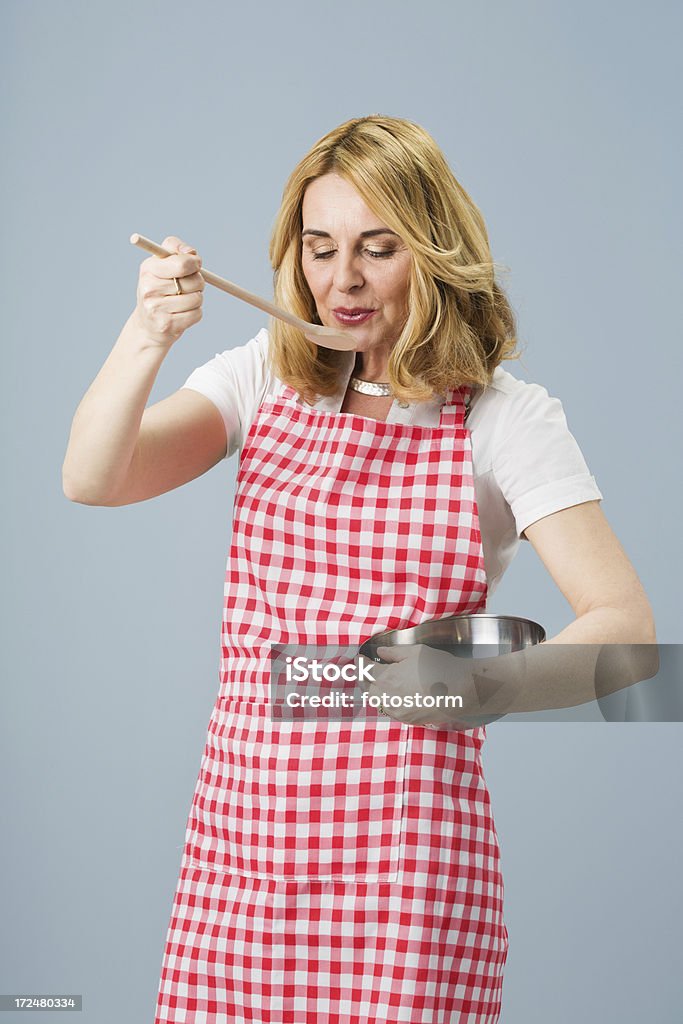 熟年女性の料理 - 1人のロイヤリティフリーストックフォト
