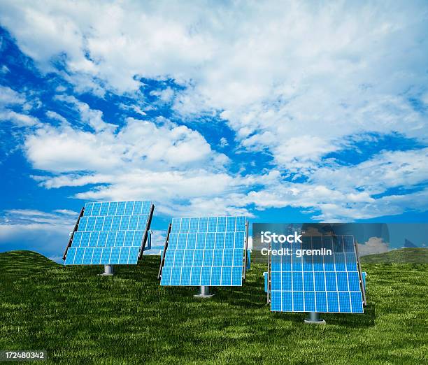 Paneles Solares En El Prado Foto de stock y más banco de imágenes de Conservación del ambiente - Conservación del ambiente, Energía solar, Energía sostenible
