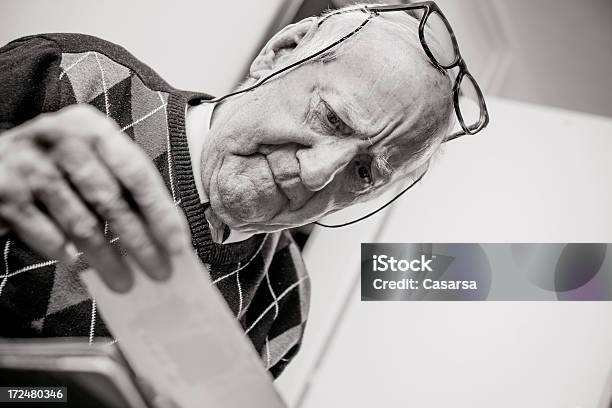 노인 남자 루킹 언제든지 늙음 사진 80-89세에 대한 스톡 사진 및 기타 이미지 - 80-89세, 검사-보기, 남자
