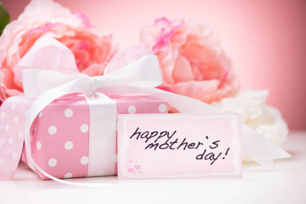 istock Present box on pink with mothers day card 172480367