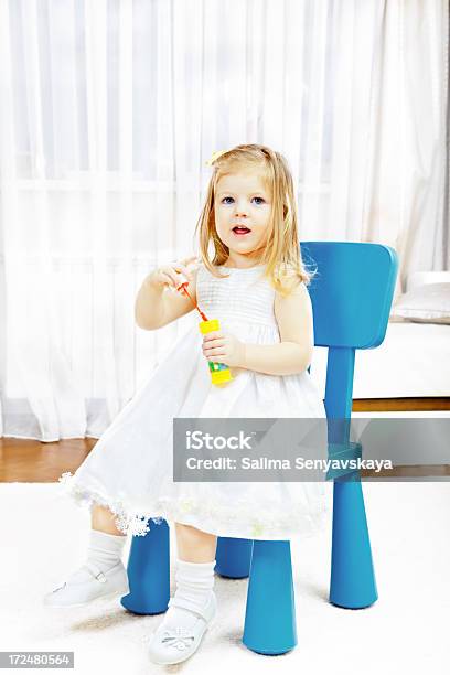 Pequena Criança Mandar Bolhas - Fotografias de stock e mais imagens de 2-3 Anos - 2-3 Anos, Aconchegante, Alegria
