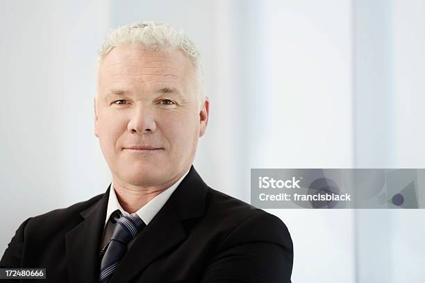 Retrato De Un Hombre De Negocios Con Confianza Foto de stock y más banco de imágenes de 40-49 años - 40-49 años, Cara humana, Foco - Técnica de imágenes