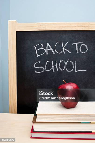 Zurück To School Stockfoto und mehr Bilder von Akademisches Lernen - Akademisches Lernen, Apfel, Arbeitszimmer