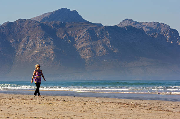 cape town beach ходьбы - horizon over land sports and fitness nature wave стоковые фото и изображения