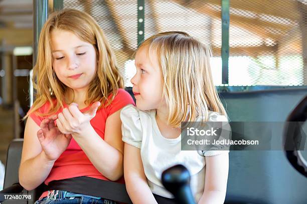 Foto de Duas Irmãs Sentado Em Um Caminhão e mais fotos de stock de 4-5 Anos - 4-5 Anos, Agricultura, Amizade