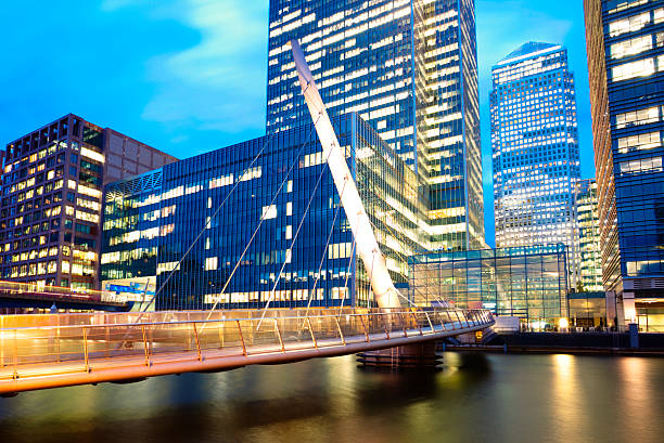 passerelle à canary wharf, le quartier financier de londres au crépuscule - london england skyline commercial dock tower hamlets photos et images de collection