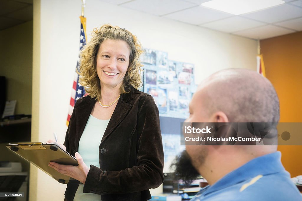 Mujer oficina Recepcionista registrarte cliente en la libreta - Foto de stock de 30-34 años libre de derechos