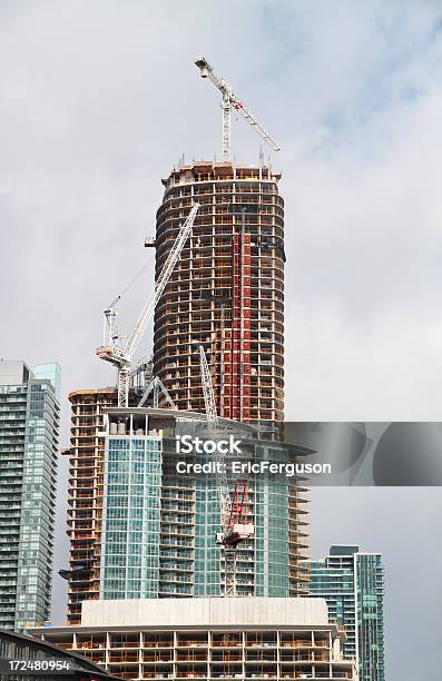 Foto de Highrise Urbano Em Construção e mais fotos de stock de Alto - Descrição Geral - Alto - Descrição Geral, Apartamento, Armação de Construção