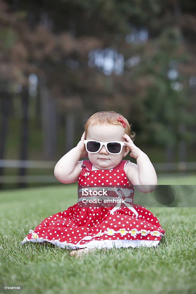 Dziewczynka z okulary przeciwsłoneczne - Zbiór zdjęć royalty-free (Letnia sukienka)